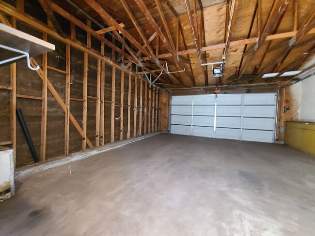 Building Photo - $500 MOVE-IN CREDIT w/Approved 675+ Credit...