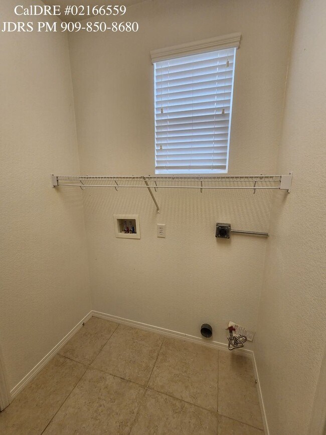 Building Photo - Eastvale 3 Bedroom Home