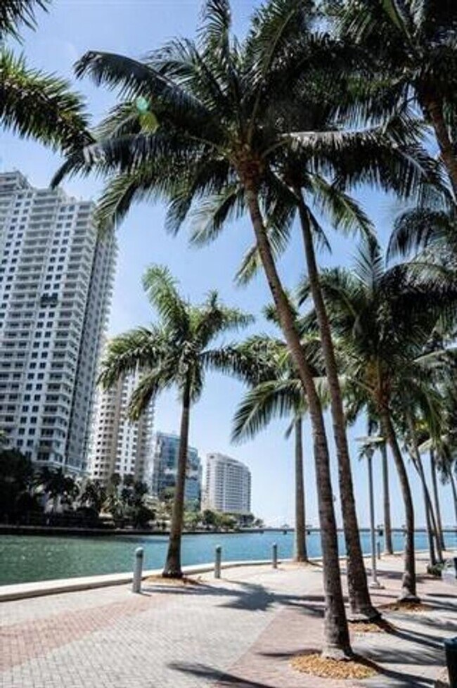 Building Photo - 495 Brickell Ave
