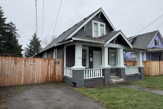 Building Photo - Charming 4BR with Modern Updates & Large Fenced Yard in SE Portland!