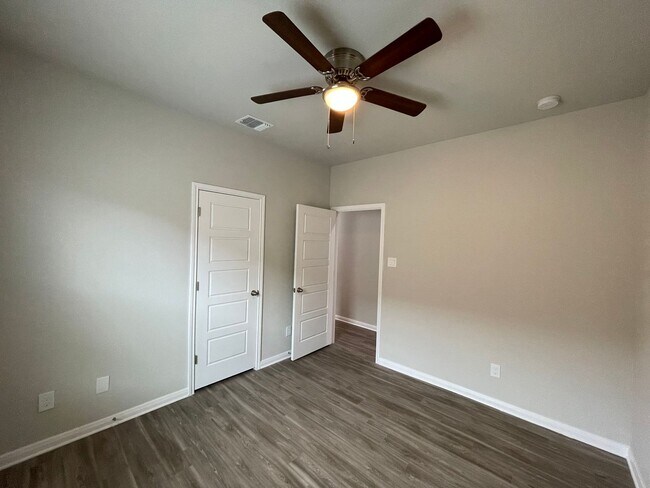 Building Photo - Luxury 3/2 duplex in NBTX