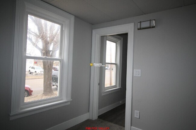 Building Photo - Large 3 - Bedroom Duplex in Oshkosh