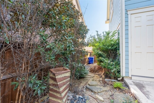 Building Photo - 1016 Peacock Blvd