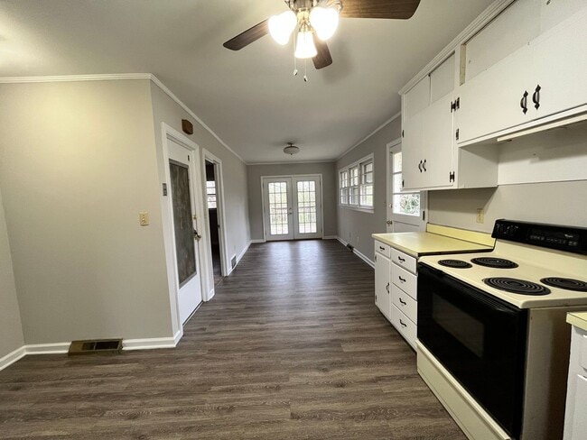 Building Photo - 3 Bedrooms, 1.5 Bathroom - Home in Sherwood Forest!