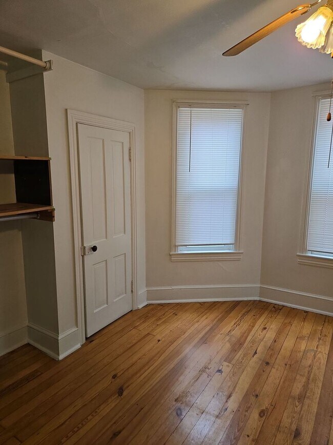 Building Photo - 552 E King St