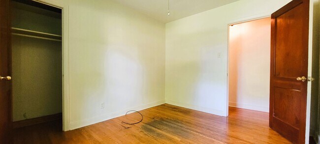 Building Photo - Brick ranch in Southside with large privat...