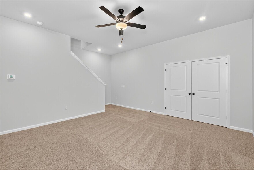 Building Photo - 1990 W Davidson Ave