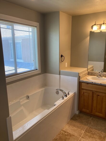 Building Photo - 3883 E Cunninghill Dr
