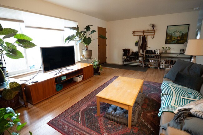 Building Photo - 180 Estes St