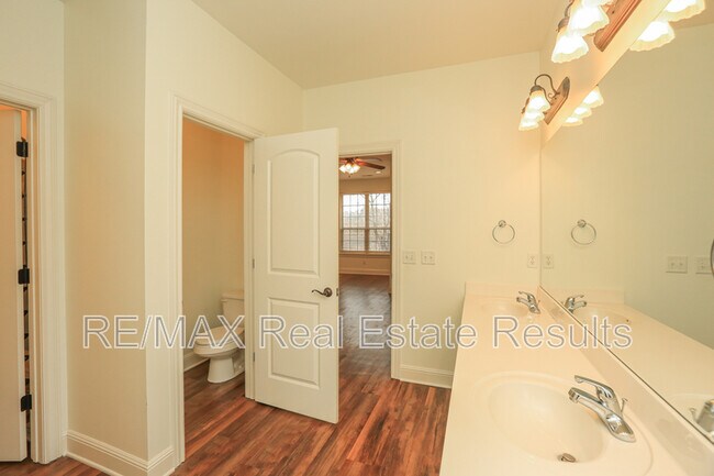 Building Photo - 303 NW Palomino St