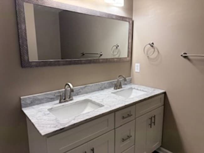 Building Photo - Knoxville 37934 - 2 bedroom, 2 bath condo - Contact Susan Niedergeses (865) 300-4722