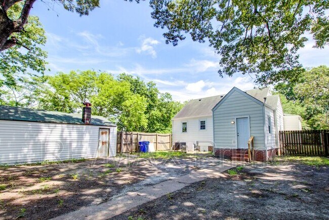 Building Photo - 27 Ansell Ave