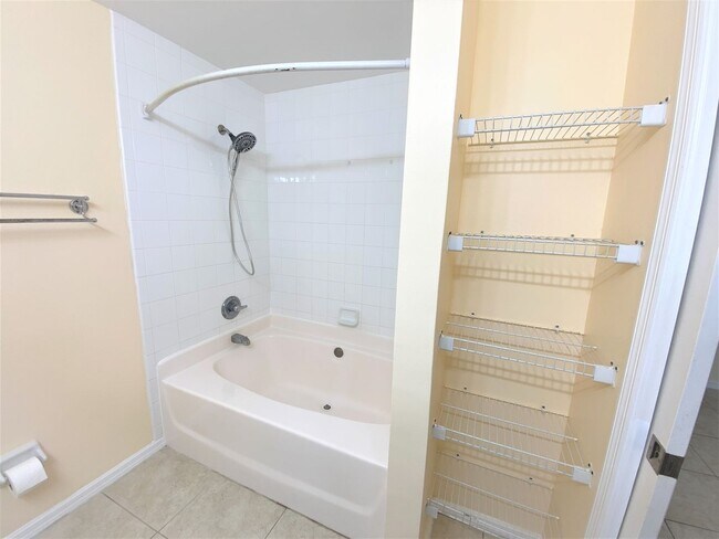 Building Photo - ** GOLDEN GATE ESTATES ** 3 BED / 2 BATH -...