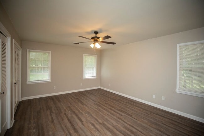 Building Photo - ** 4 bed 2 bath located by Montgomery Academy ** Call 334-366-9198 for a self showing