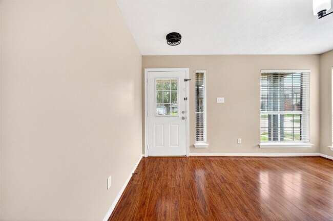 Building Photo - 15014 Middle Oaks Blvd