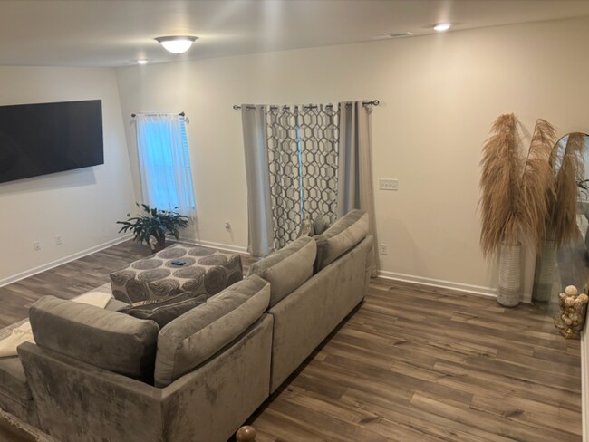 Building Photo - Stunning 3 Bed / 2.5 Bath End Unit Townhom...
