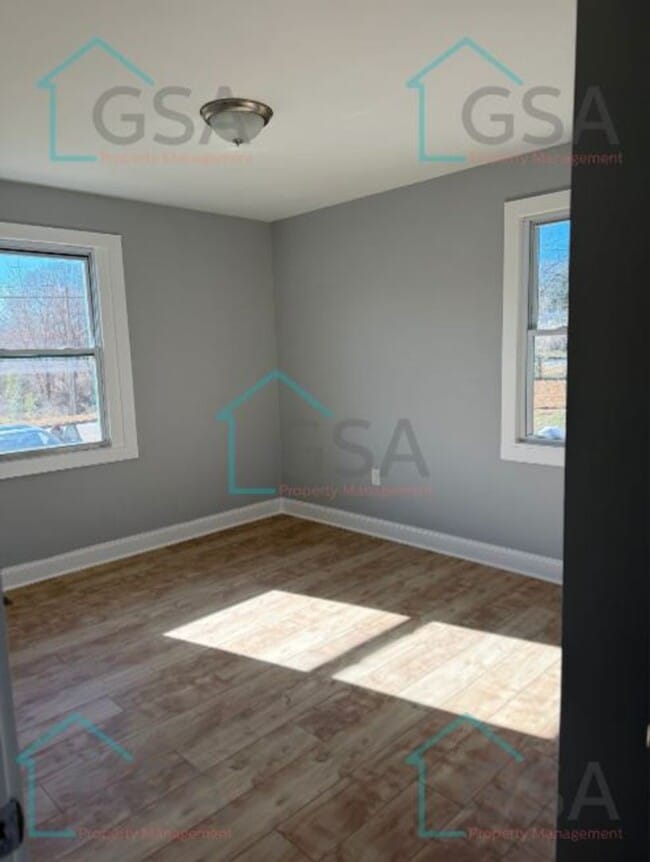Building Photo - 3 Bedroom 2 Bathroom