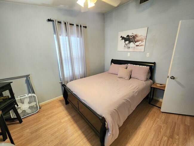 Building Photo - Top floor, corner unit condo off Shore Drive just two blocks from the bay!