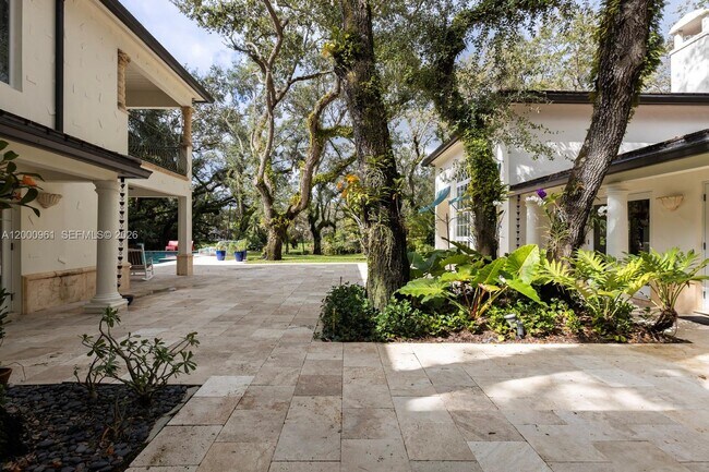 Building Photo - 10100 Lakeside Dr