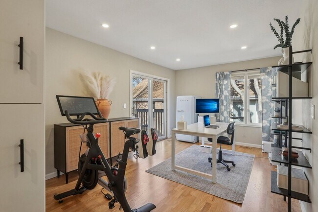 Building Photo - HALF MONTH RENT FREE!!!! GORGEOUS Brick To...