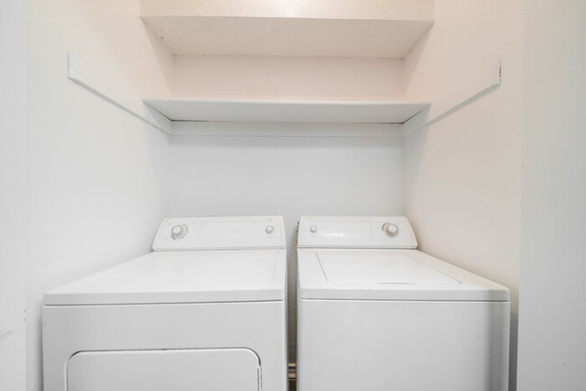 Building Photo - Wyngate Townhomes 3923D