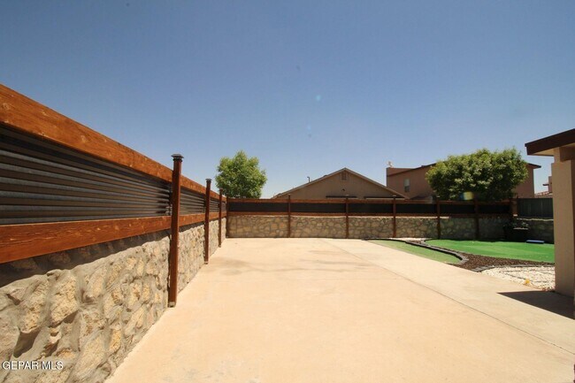 Building Photo - 3900 Loma Cortez Dr