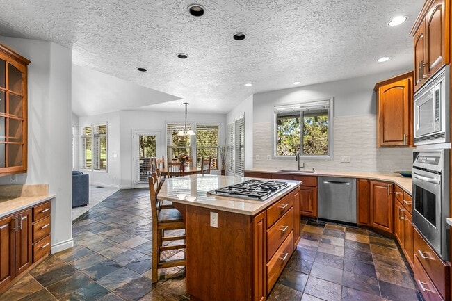 Building Photo - Single Level Gorgeous Awbrey Glen home!