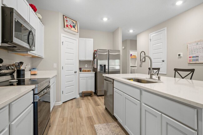 Building Photo - 6686 Sun Tree Cir
