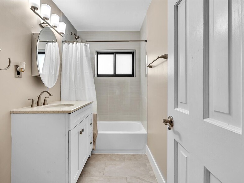 Hall bath - 5408 NE 3rd Ter