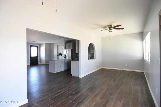Building Photo - 1527 E Germann Rd