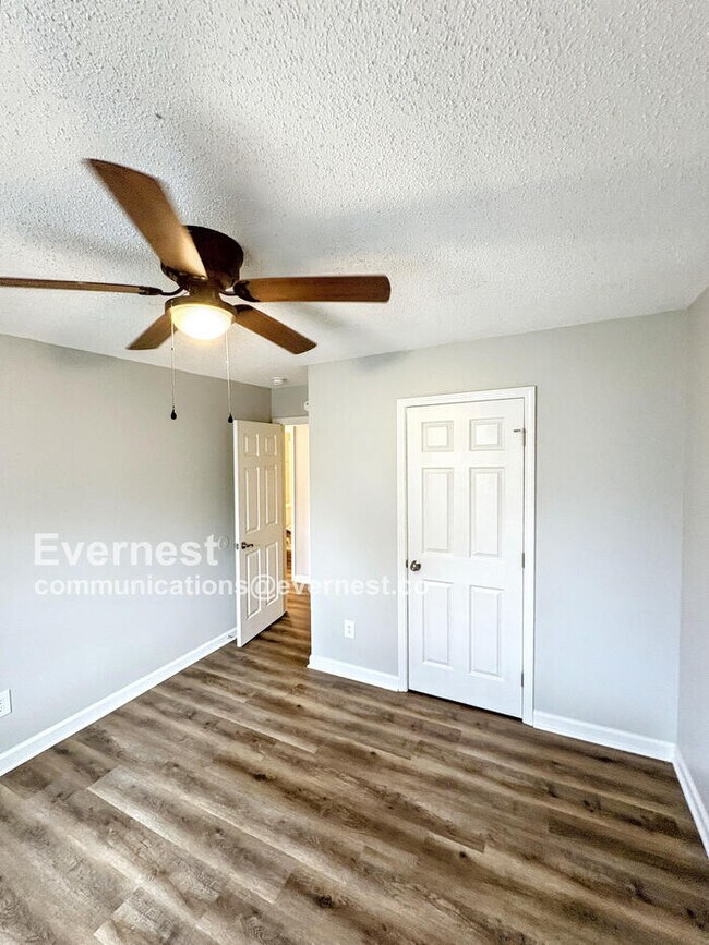 Building Photo - 204 Sherwood Loop