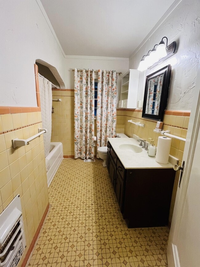 Building Photo - 1600 NW 38th St