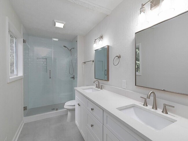 Building Photo - 2506 Kingsley Dr NE