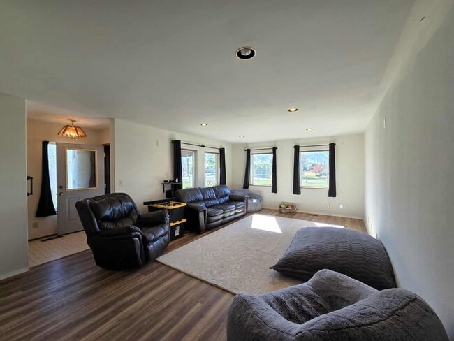 Building Photo - Large 3 Bedroom, 2.5 Bath on Beautiful, HU...