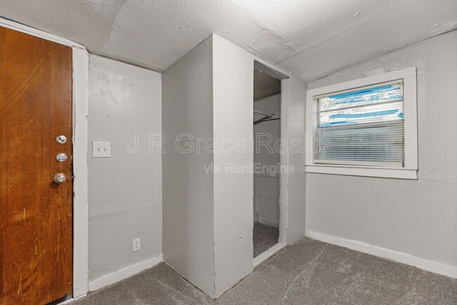 Building Photo - 515 E Lee St