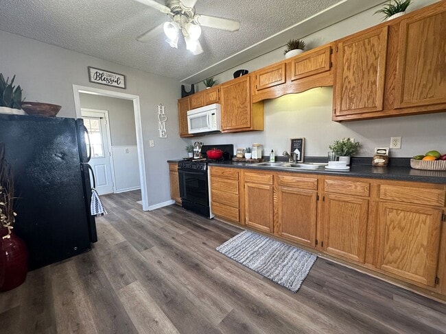 Building Photo - 2 bedroom, 1 bath home for rent in Evansdale