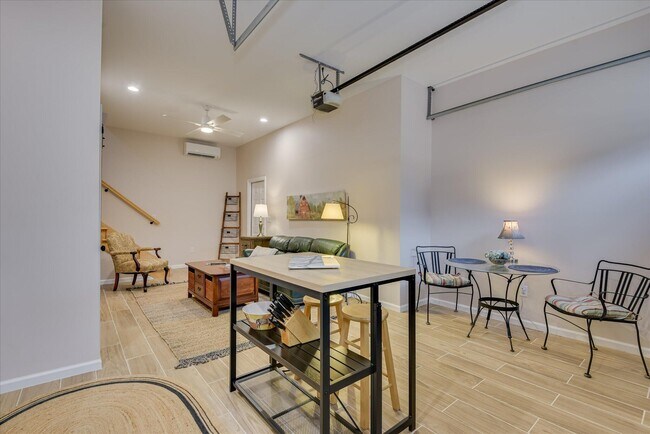 Building Photo - 651 Oak Meadow Ln