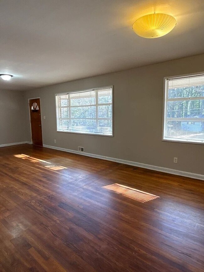 Building Photo - Spacious 4 Bed, 2 Bath Home - Get 50% Off Your First Month! Limited Time – Ends February!