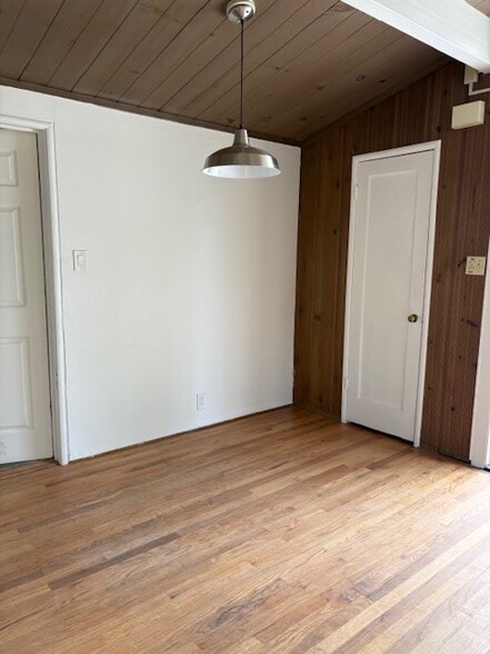 Building Photo - 624 S Baywood Ave