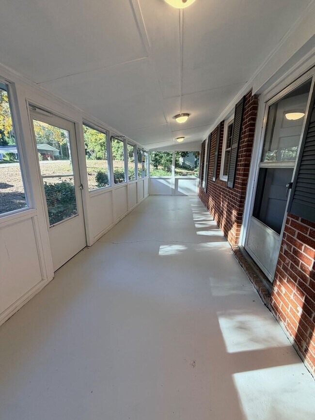 Building Photo - 332 Pinelake Dr.