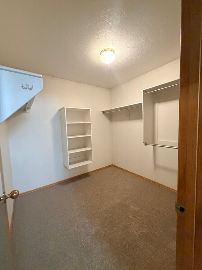 Building Photo - 705 S 15th Ave