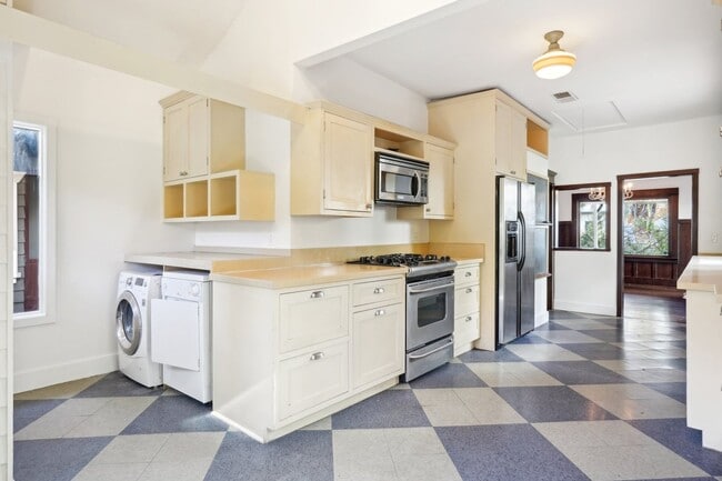 Building Photo - 1044 Manzanita St