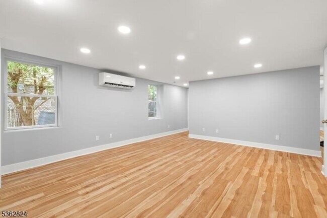 Building Photo - 44 Linden St