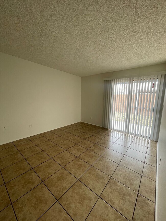 Building Photo - Quaint 2 Bedroom and 1 Bath Triplex!