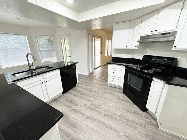 Building Photo - Stunning 4 Bedroom/2.5 Bath Home in Ahwatukee