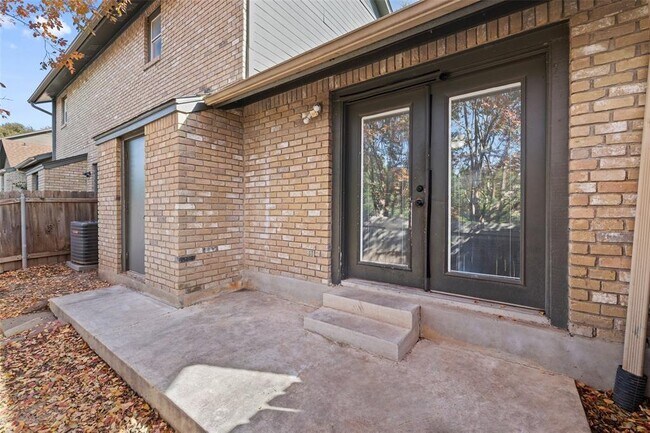 Building Photo - 1015 E Yager Ln