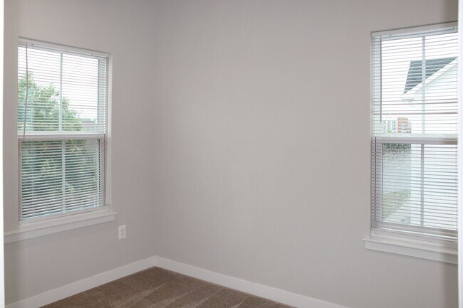 Building Photo - End-unit Townhouse with mountain views