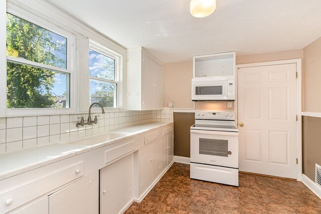 Building Photo - Green Hills Apartment for Rent!