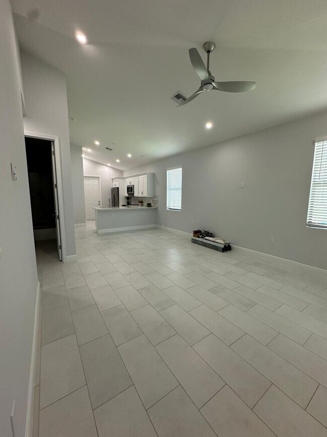 Building Photo - Single Family Home in San Carlos - STUDENTS WELCOME