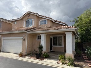 Building Photo - 3 Bed, 2.5 Bath Townhome in gated Park Lane Community